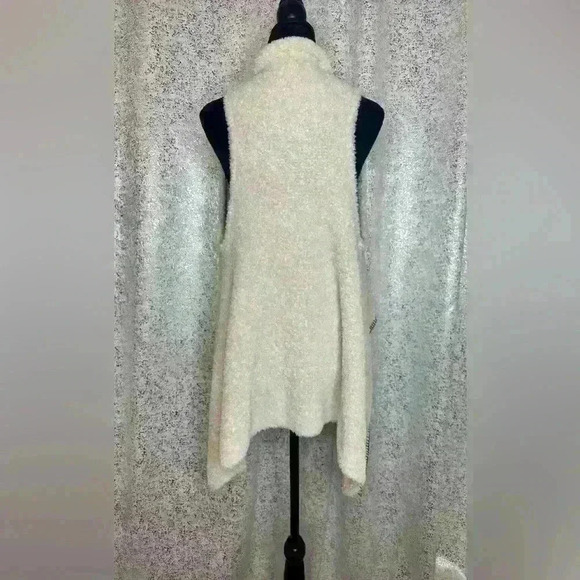 Never worn faux lambs fur oversized vest - Picture 2 of 2